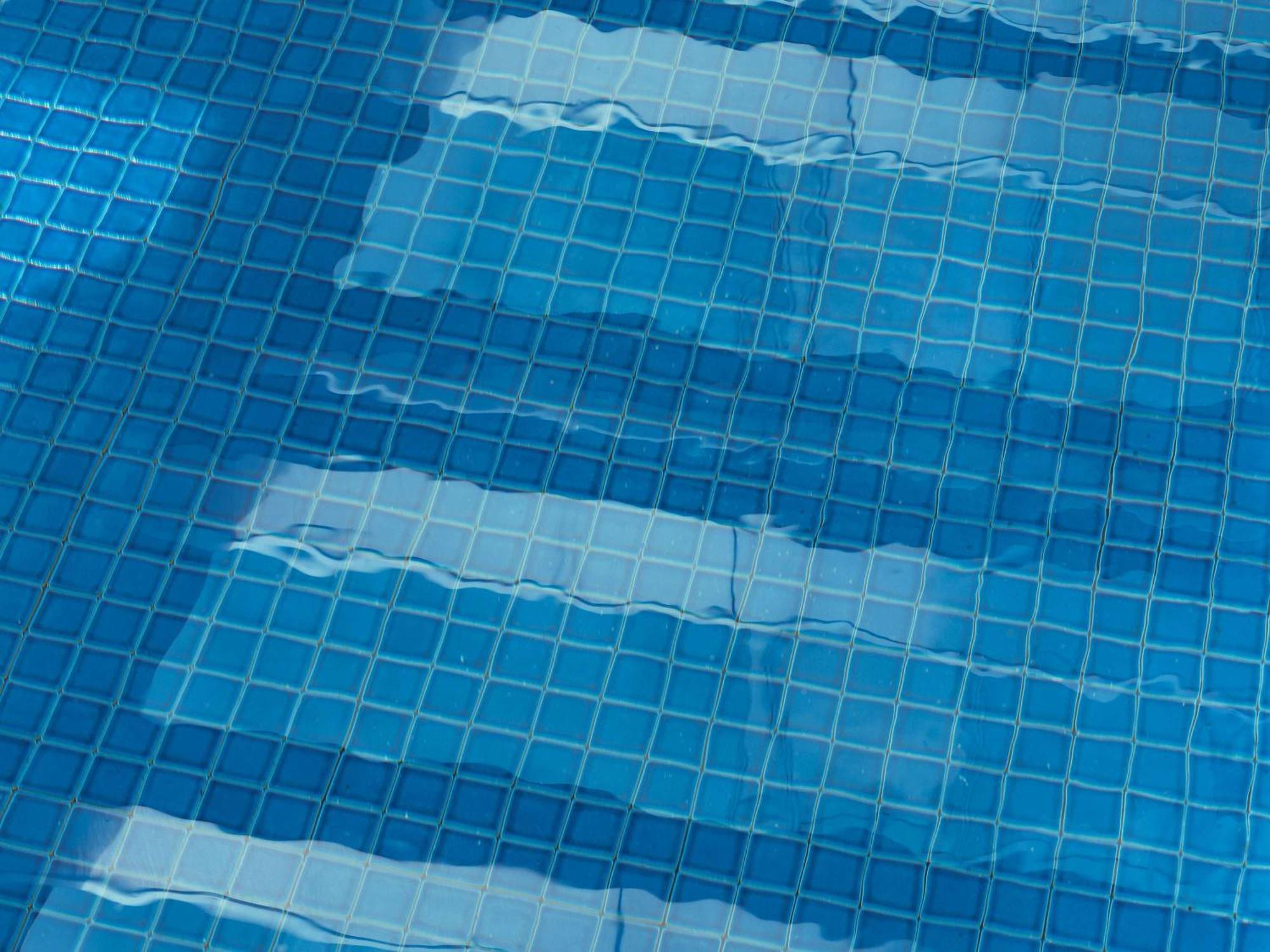 The Olsen Melbourne Art Series Экстерьер фото A swimming pool with a damaged liner